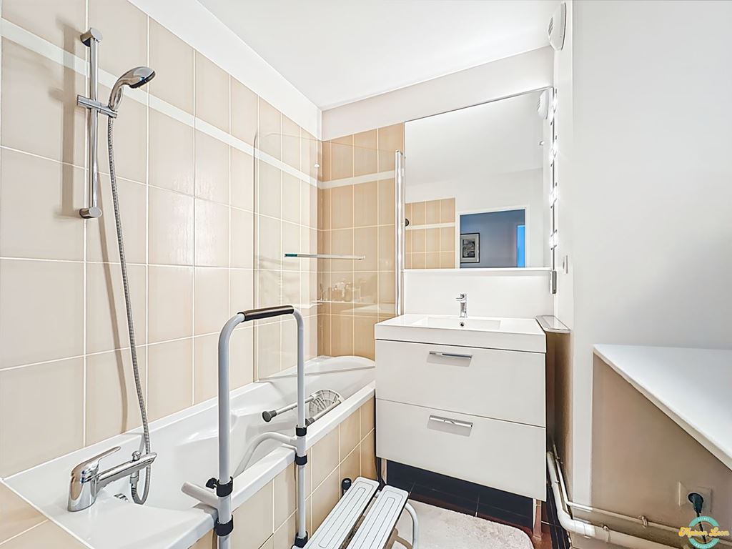 Appartement T4 FOUR (38080) Maison LEON