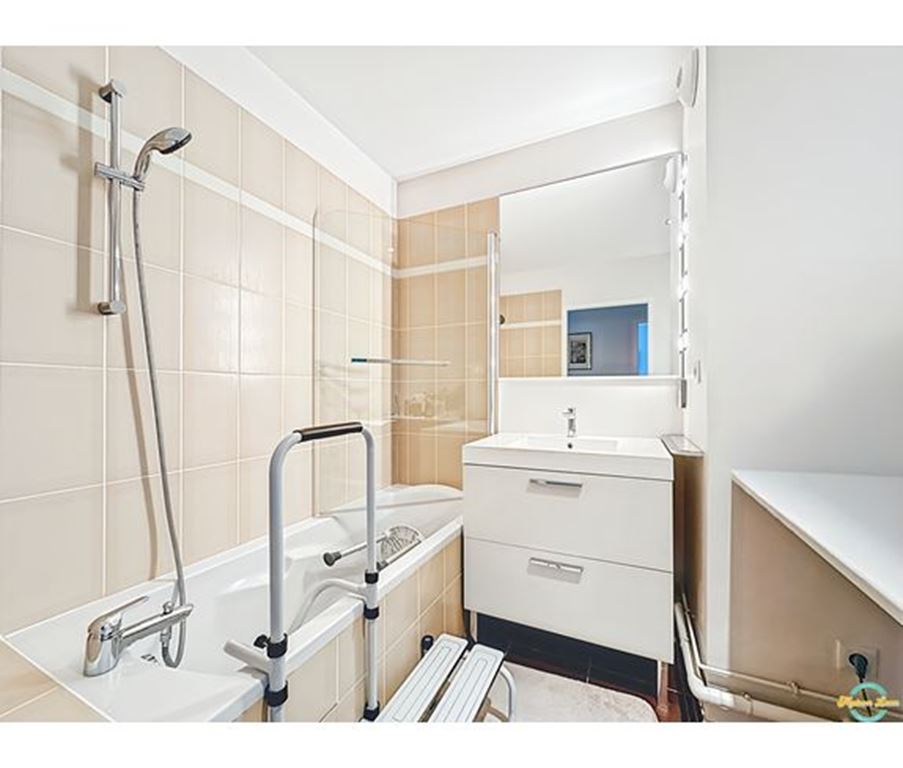 Appartement T4 FOUR (38080) Maison LEON